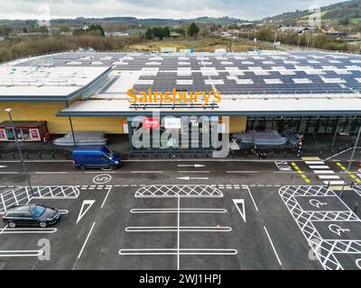 Pontyclun, Wales, Großbritannien - 11. Februar 2024: Drohnenansicht der Vorderseite eines neuen Sainsbury's Supermarktes Stockfoto