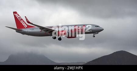 Teneriffa, Spanien 11. Februar 2024. Boeing 737-8MG Jet2 Airlines fliegt in den dunklen Wolken. Landet am Flughafen Teneriffa Stockfoto