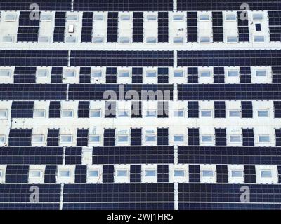 Pontyclun, Wales, Großbritannien - 11. Februar 2024: Blick von oben auf Solarpaneele auf dem Dach eines neuen Sainsbury's Supermarktes Stockfoto