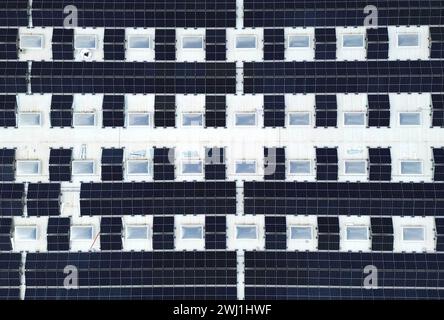 Pontyclun, Wales, Großbritannien - 11. Februar 2024: Blick von oben auf Solarpaneele auf dem Dach eines neuen Sainsbury's Supermarktes Stockfoto