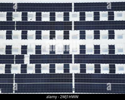 Pontyclun, Wales, Großbritannien - 11. Februar 2024: Blick von oben auf Solarpaneele auf dem Dach eines neuen Sainsbury's Supermarktes Stockfoto