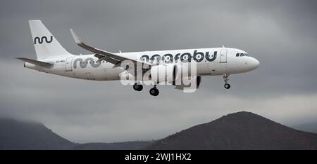 Teneriffa, Spanien 11. Februar 2024. Airbus A320-271N Marabu Airlines fliegt in den dunklen Wolken. Landet am Flughafen Teneriffa Stockfoto