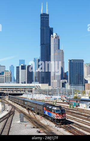 Skyline mit der Regionalbahn METRA Train an der Union Station in Chicago, USA Stockfoto