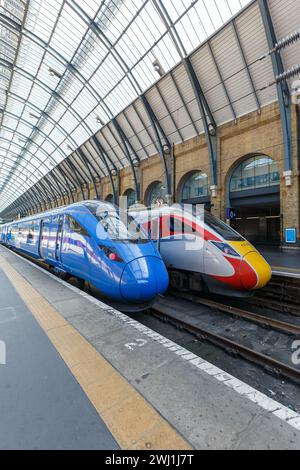 Azuma ZÃ¼ge der London North Eastern Railway LNER und Lumo der FirstGroup im Bahnhof King's Cross Hochformat in London Stockfoto