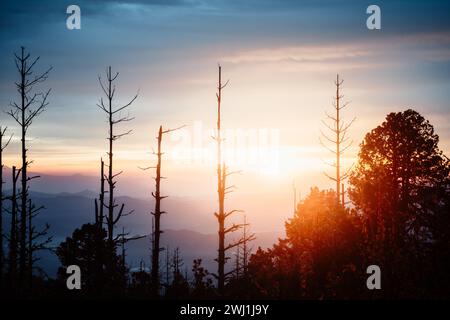 Ein Sonnenuntergang über dem nebeligen Horizont, Nevado de Colima Nationalpark Stockfoto