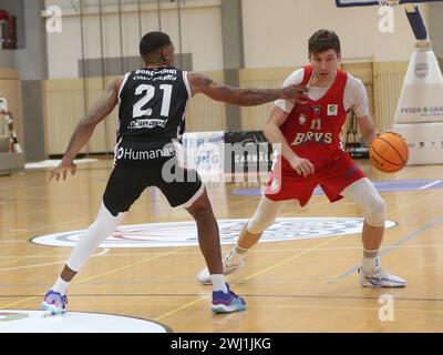 Bill Borekambi (21) SBB Baskets , Andreas Seiferth (11) Berlin Braves 2000 Ligaspiel am 04/2023 Stockfoto