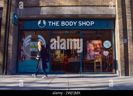 London, England, Großbritannien. Februar 2024. Eine Frau läuft an einem Body Shop in Central London vorbei, während das Unternehmen Verwaltungsräte in Großbritannien ernennen will. (Kreditbild: © Vuk Valcic/ZUMA Press Wire) NUR REDAKTIONELLE VERWENDUNG! Nicht für kommerzielle ZWECKE! Stockfoto