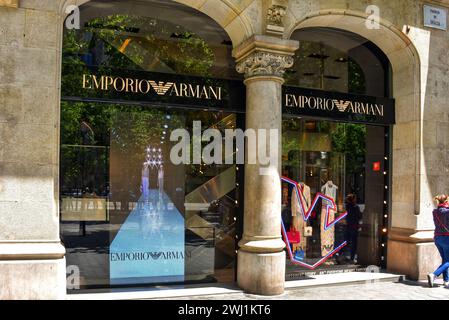 Barcelona, Spanien - 13. Mai 2018: Emporio Armani Geschäft Paseo de Gràcia in Barcelona, Spanien. Es ist ein Unterlabel von Giorgio Armani, einem italienischen Luxus-fas Stockfoto