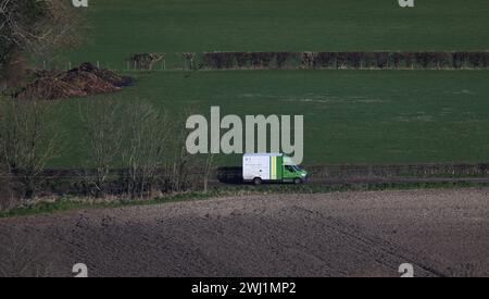 Ein Waitrose Supermarkt-Lieferwagen, der Waren auf dem Land liefert. Stockfoto