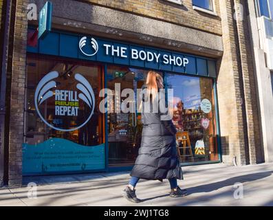 London, Großbritannien. Februar 2024. Eine Frau läuft an einem Body Shop in Central London vorbei, während das Unternehmen Verwaltungsräte in Großbritannien ernennen will. Quelle: SOPA Images Limited/Alamy Live News Stockfoto