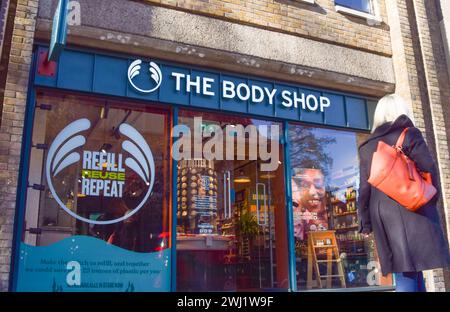 London, Großbritannien. Februar 2024. Eine Frau läuft an einem Body Shop in Central London vorbei, während das Unternehmen Verwaltungsräte in Großbritannien ernennen will. (Foto: Vuk Valcic/SOPA Images/SIPA USA) Credit: SIPA USA/Alamy Live News Stockfoto