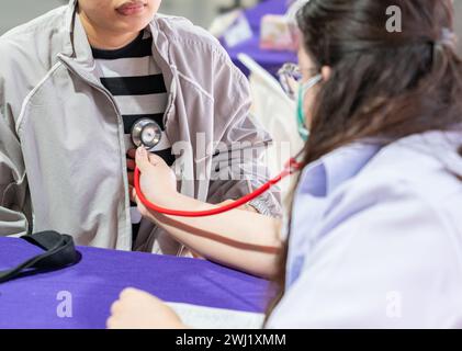 Arzt prüft Herz- und Pulszustand am Klinikpersonal mit stehoskop Stockfoto