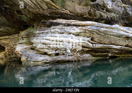 Natural Bridge over Lake im Pickett CCC Memorial State Park, TN Stockfoto