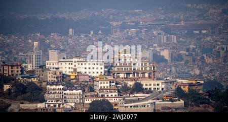 Das buddhistische Tempelkloster Chobar mit der Stadt Kathmandu, Nepal im Hintergrund. Stockfoto