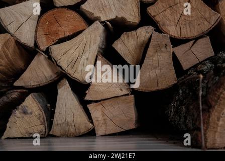 Hintergrund der trockenen Scheitholz meldet sich in einem Haufen Stockfoto