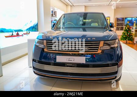 Land Range Rover blau im Showroom auf der Schaufensterausstellung eines offiziellen Händlers. Thailand, Bangkok 21. dezember 2023. Stockfoto