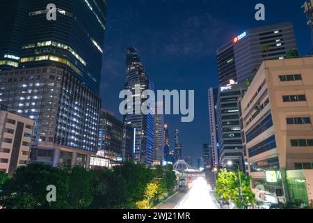 Sehen Sie sich King Power Mahanakhon Naradhiwas Rajanagarinda Empire Tower Metropole im Zentrum des Geschäftsviertels im Panoramablick Chong Nonsi Pedes an Stockfoto