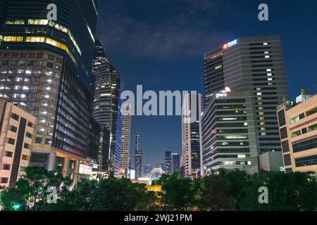 Sehen Sie sich King Power Mahanakhon Naradhiwas Rajanagarinda Empire Tower Metropole im Zentrum des Geschäftsviertels im Panoramablick Chong Nonsi Pedes an Stockfoto