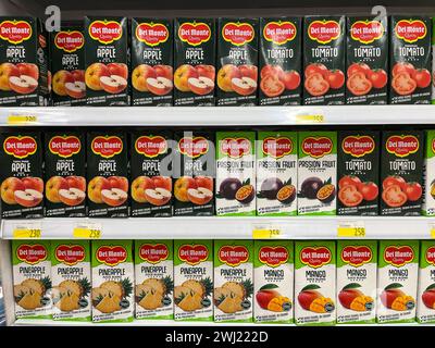 KENIA, Nairobi, Carrefour Supermarkt Ngong Road, Verkauf von Saftkonserven des Obstunternehmens Del Monte Kenya Ltd., 2002 angefragt von Cirio Alimentare / KENIA, Nairobi, Carrefour Supermarkt, Verkauf von Säften von Del Monte Kenya Ltd., 2002 übernommen von Cirio Alimentare Stockfoto