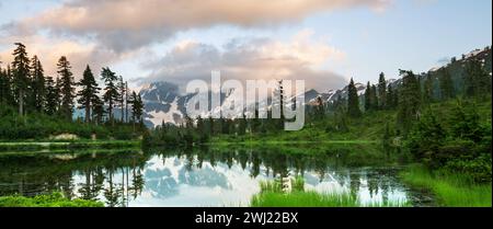 Mount Shuksan und Picture Lake davor, North Cascades National Park, Washington, USA Stockfoto