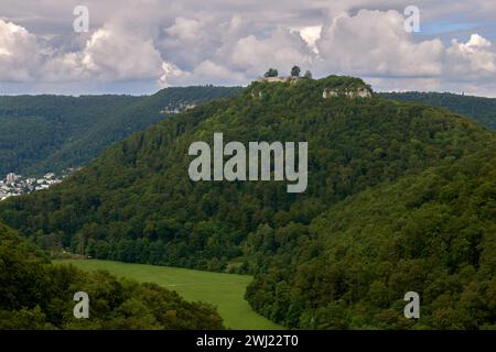 Malerischer Panoramablick auf ein malerisches Bergdorf in Deutschland, Münstertal, Schwarzwald. Hochauflösender Sommerurlaub und ökologischer Hintergrund. Stockfoto