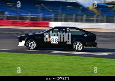 David Margulies, Alfa Romeo GTV6, HRDC „Gerry Marshall“ Trophy Series, über 30 Autos auf dem Spielfeld für ein fünfundvierzig Minuten dauerndes Rennen mit zwei Fahrern, mit Pre- Stockfoto