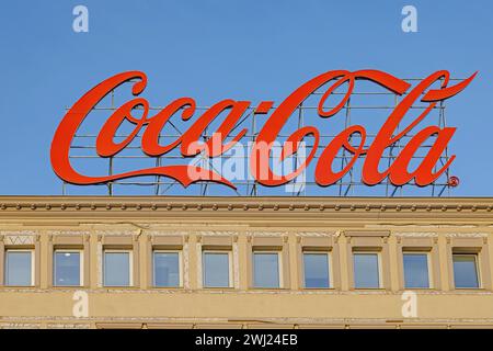 Skopje, Nordmakedonien - 23. Oktober 2023: Coca Cola-Schild am Dach des Gebäudes im Stadtzentrum von Hauptstadt Blue Sky. Stockfoto