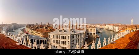 Venedig, Italien - 5. Februar 2024: Die Rialto-Brücke und der Canal Grande von der Dachterrasse des Fondaco dei Tedeschi, Venedig, Italien Stockfoto