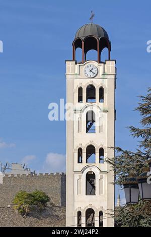 Skopje, Nordmakedonien - 23. Oktober 2023: Weißer Glockenturm mit Uhr in der mazedonisch-orthodoxen Kirche St. Demetrius. Stockfoto