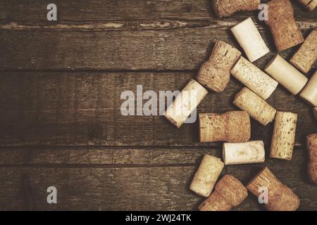 Haufen von Vintage Weinkorken auf Holztisch Stockfoto