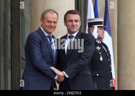 Paris, Frankreich. Februar 2024. Julien Mattia/Le Pictorium - Emmanuel Macron empfängt Donald Tusk - 12/02/2024 - Frankreich/Ile-de-France (Region)/Paris - der Präsident der Französischen Republik begrüßte den Präsidenten des polnischen Ministerrates Donald Tusk am 12. Februar 2024 im Palais de l'Elysee. Quelle: LE PICTORIUM/Alamy Live News Stockfoto