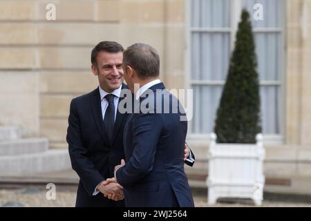 Paris, Frankreich. Februar 2024. Julien Mattia/Le Pictorium - Emmanuel Macron empfängt Donald Tusk - 12/02/2024 - Frankreich/Ile-de-France (Region)/Paris - der Präsident der Französischen Republik begrüßte den Präsidenten des polnischen Ministerrates Donald Tusk am 12. Februar 2024 im Palais de l'Elysee. Quelle: LE PICTORIUM/Alamy Live News Stockfoto