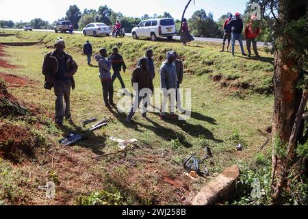 Eldoret, Kenia. Februar 2024. Die Menschen versammeln sich am Tatort, an dem der Marathon-Weltrekordhalter Kelvin Kiptum bei einem Autounfall im Uasin Gishu County im Nordwesten Kenias am 12. Februar 2024 starb. Kiptum starb am Sonntag im Alter von 24 Jahren bei einem Verkehrsunfall. Kiptums Trainer Gervais Hakizimana, der mit dem kenianischen Langstreckenläufer im Auto saß, starb ebenfalls bei dem Unfall entlang der Eldoret-Kaptagat Road. Quelle: Joy Nabukewa/Xinhua/Alamy Live News Stockfoto