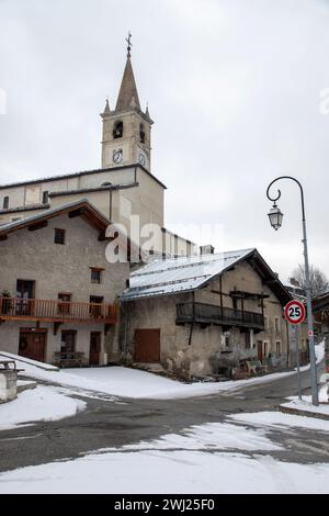 Blick auf die Kirche unserer Lieben Frau von der Himmelfahrt (Eglise Notre Dame de l'Assomption) in Termignon, Frankreich Stockfoto