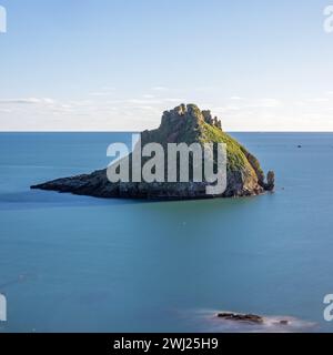 Ein Langzeitfoto von Thatchers Fels in Torquay Torbay mit Meer und Himmel, die durch die lange Belichtungszeit geglättet wurden Stockfoto