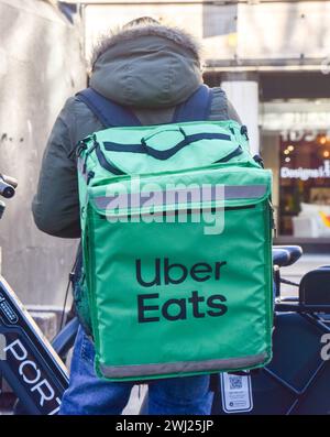 London, England, Großbritannien. Februar 2024. Ein Uber-Eats-Reiter in Zentral-London. Die Fahrer von Deliveroo und Uber Eats werden am Valentinstag streiken wegen der Bezahlung und der Arbeitsbedingungen. (Kreditbild: © Vuk Valcic/ZUMA Press Wire) NUR REDAKTIONELLE VERWENDUNG! Nicht für kommerzielle ZWECKE! Stockfoto