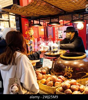 SEOUL – Essensstände auf dem Nachtmarkt von Myeongdong in Seoul Stockfoto