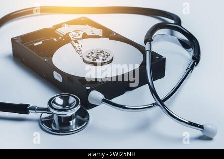 Festplatte und Stethoskop. HDD-Diagnose und -Reparatur Stockfoto