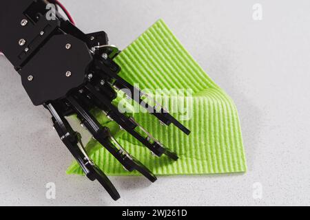 Die Hand und das Tuch eines echten Roboters zum Reinigen. Konzept der Roboterprozessautomatisierung Stockfoto