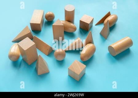 Lernspielzeug, kognitive Fähigkeiten, Kinderentwicklung. Montessori formt Spielzeuge auf blauem Hintergrund. Stockfoto