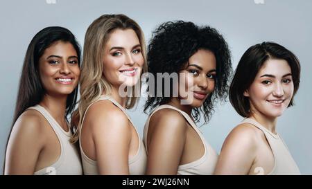 Multiethnische Schönheit und Freundschaft. Eine Gruppe wunderschöner Frauen unterschiedlicher ethnischer Herkunft Stockfoto