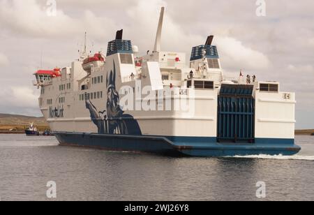 Die NorthLink Fähre, Hamnavoe, manövriert aus Stromness Hafen auf ihrem letzten Jouney des Tages zurück nach Scrabster, Schottland, Großbritannien Stockfoto