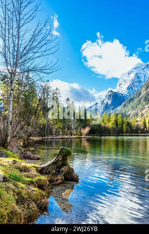 Hintersee in Deutschland, Bayern, Nationalpark Ramsau in den Alpen. Wunderschöne Winterlandschaft. Vertikal. Stockfoto