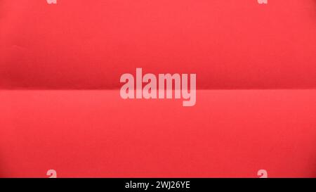 Gefaltetes rotes Farbpapier für den Hintergrund. Stockfoto