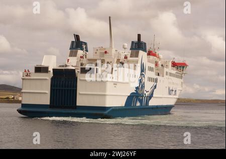 Die NorthLink Fähre, Hamnavoe, manövriert aus Stromness Hafen auf ihrem letzten Jouney des Tages zurück nach Scrabster, Schottland, Großbritannien Stockfoto