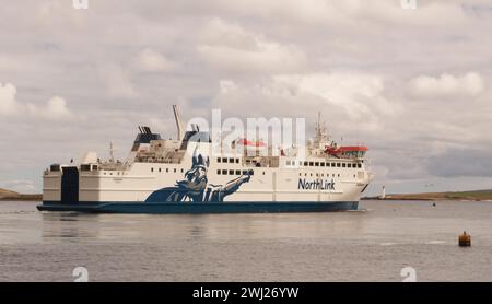 Die NorthLink Fähre, Hamnavoe, manövriert aus Stromness Hafen auf ihrem letzten Jouney des Tages zurück nach Scrabster, Schottland, Großbritannien Stockfoto