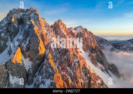 Blick aus der Vogelperspektive auf den Pizzo Camino bei Sonnenuntergang im Winter. Schilpario, Val di Scalve, Bezirk bergamo, Lombardei, Italien. Stockfoto