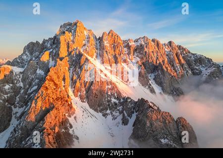 Blick aus der Vogelperspektive auf den Pizzo Camino bei Sonnenuntergang im Winter. Schilpario, Val di Scalve, Bezirk bergamo, Lombardei, Italien. Stockfoto