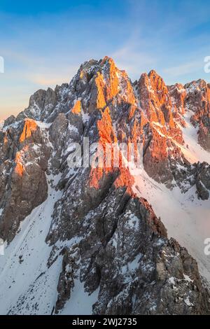 Blick aus der Vogelperspektive auf den Pizzo Camino bei Sonnenuntergang im Winter. Schilpario, Val di Scalve, Bezirk bergamo, Lombardei, Italien. Stockfoto