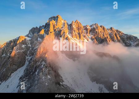 Blick aus der Vogelperspektive auf den Pizzo Camino bei Sonnenuntergang im Winter. Schilpario, Val di Scalve, Bezirk bergamo, Lombardei, Italien. Stockfoto